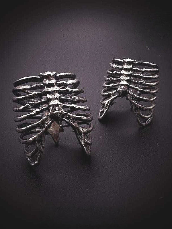 Dark Retro Punk Rib Ring